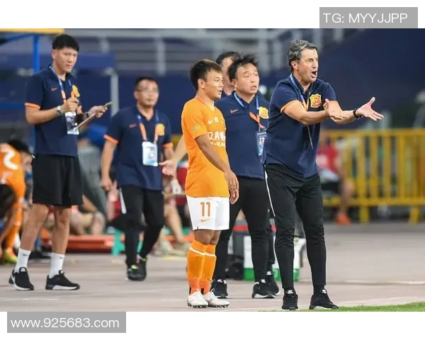 重庆与武汉足球队的激烈对决展现了中国足球的无限魅力与竞争精神 重庆与武汉足球队的激烈对决展现了中国足球的无限魅力与竞争精神